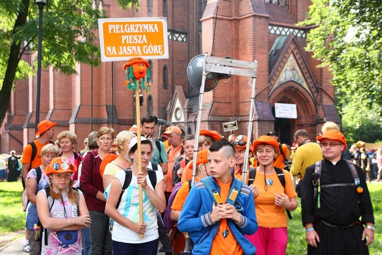 Pielgrzymka na Jasną Górę - wyjście z katedry