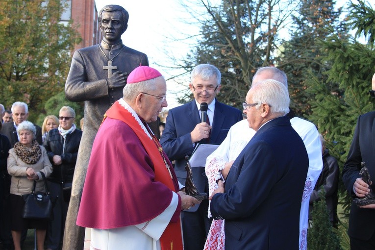 Pomnik bł. ks. J. Popiełuszki w Mławie
