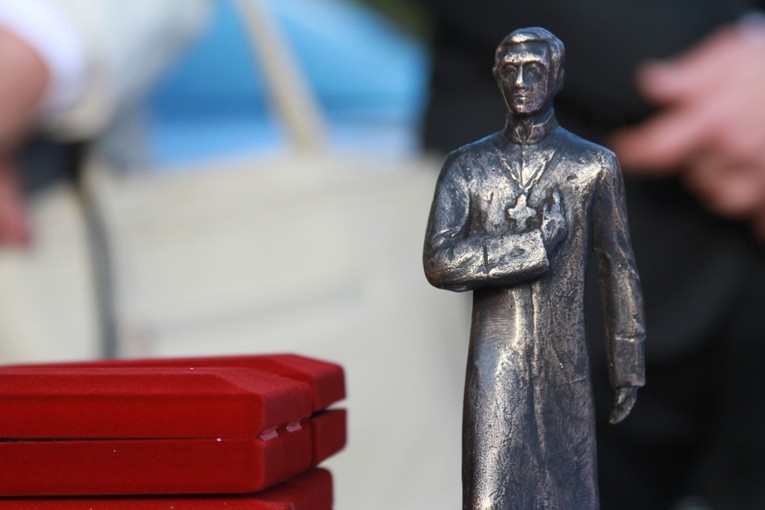 Pomnik bł. ks. J. Popiełuszki w Mławie