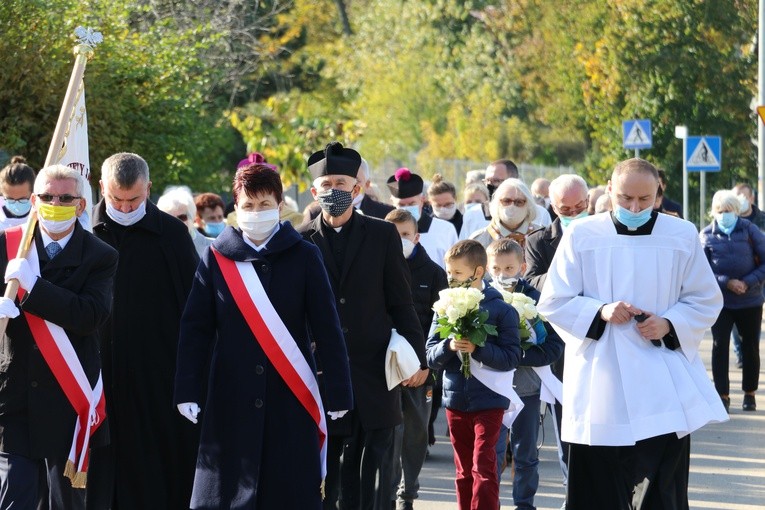Mława. Poświęcenie pomnika Dzieci Nienarodzonych