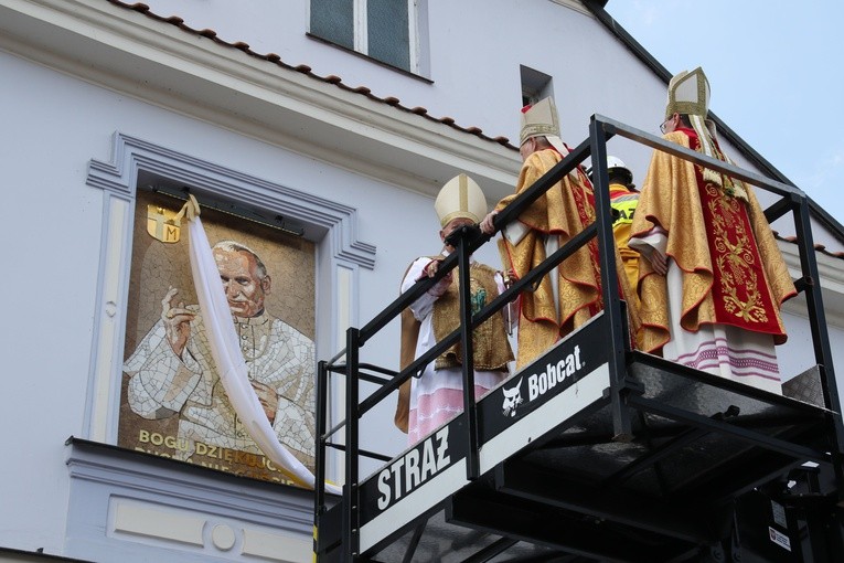 Płock. Poświęcenie mozaiki w oknie papieskim