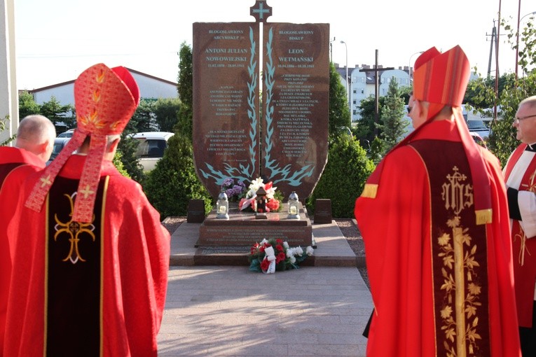 Modlitwa przy symbolicznym grobie biskupów męczenników.