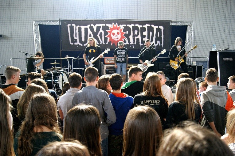 Zespół Luxtorpeda zagrał w Publicznym Gimnazjum im. Noblistów Polskich w Przasnyszu