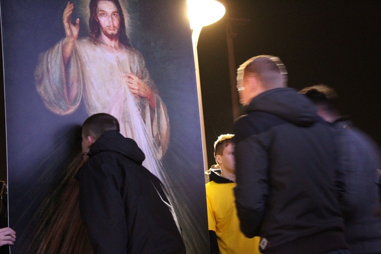 Brama Miłosierdzia młodych