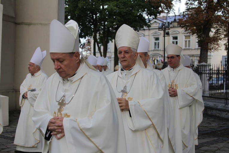 Episkopat w Płocku. Msza w kolegiacie