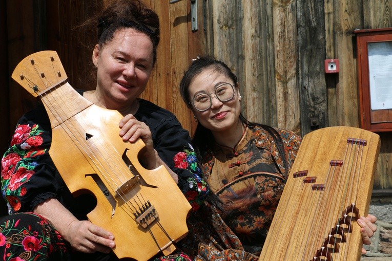 Prof. Maria Pomianowska i jej doktorantka Mingjie Yu z Chin przed koncertem w kościele w Sarbiewie.