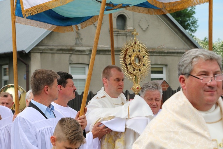 Popowo Kościelne. Procesja eucharystyczna z udziałem abp. Salvatore Pennacchia