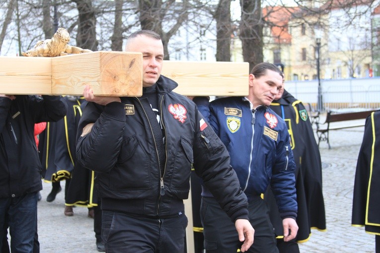 Płock. Rekolekcje Rycerzy JP II - Droga Krzyżowa