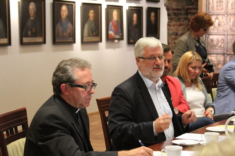 Podwieczorek dziennikarski u biskupa