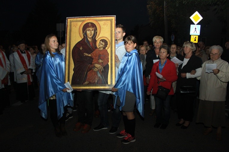 Droga krzyżowa ze znakami ŚDM. Maków Mazowiecki