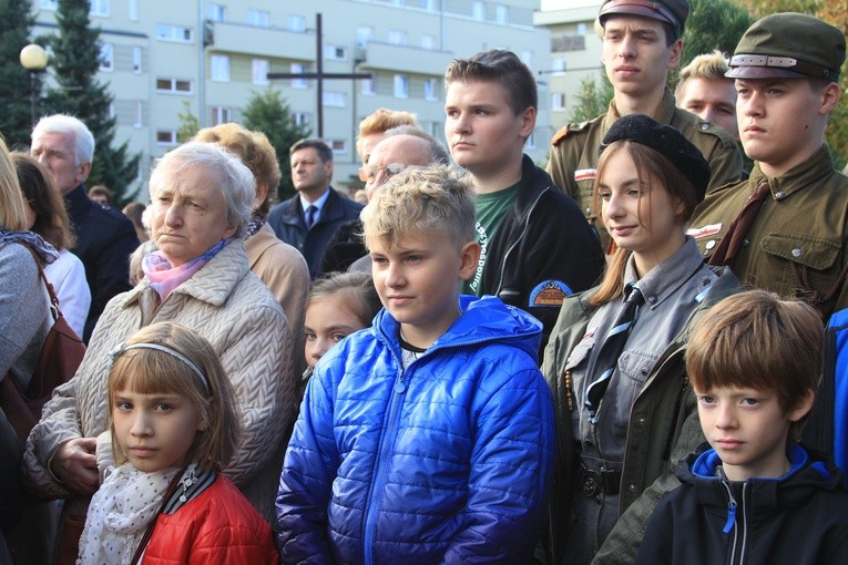 Pomnik bł. ks. J. Popiełuszki w Mławie