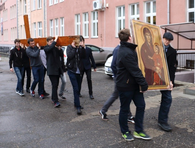 Symbole ŚDM - Zespół Szkół Pijarskich w Elblągu