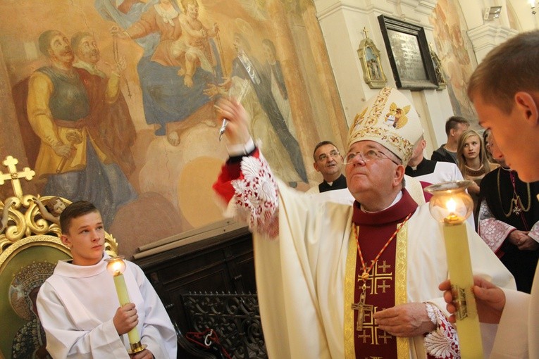 Bp Roman poświęcił odnowiony ołtarz Matki Bożej Różańcowej
