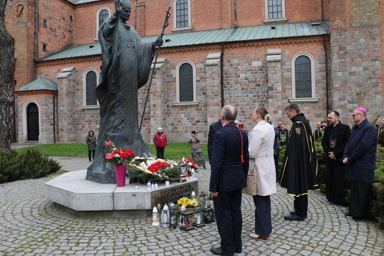 Płock. Dziękczynna modlitwa pod oknem papieskim