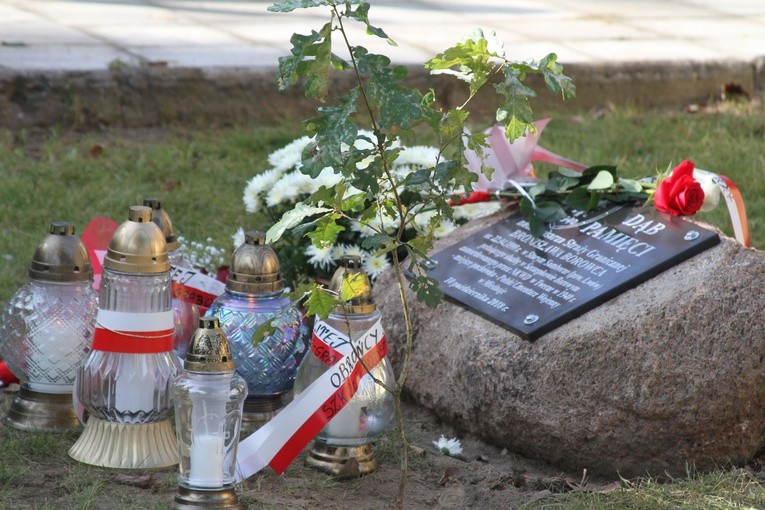 Dąb Pamięci w par. Janowiec Kościelny