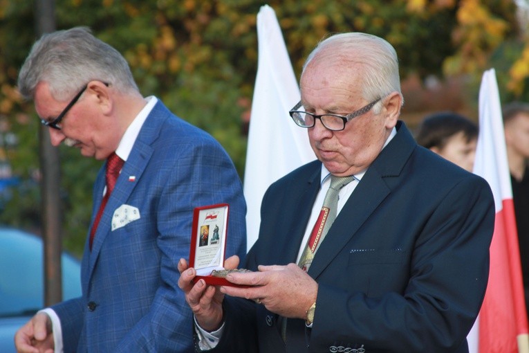 Pomnik bł. ks. J. Popiełuszki w Mławie