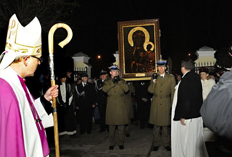 Obraz Matki Bożej Częstochowskiej do kościoła parafialnego wnieśli na swych ramionach żołnierze