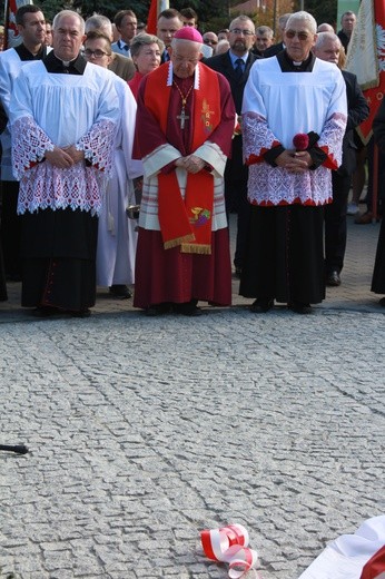 Pomnik bł. ks. J. Popiełuszki w Mławie