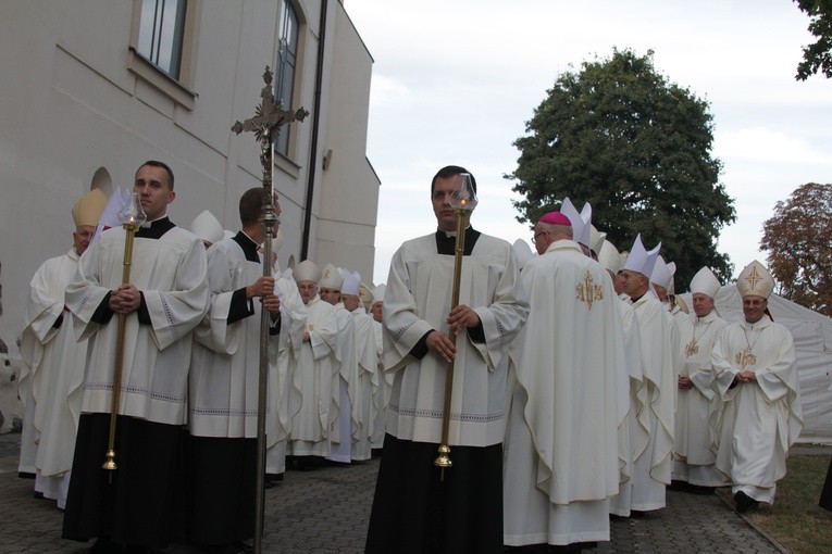Episkopat w Płocku. Msza w kolegiacie