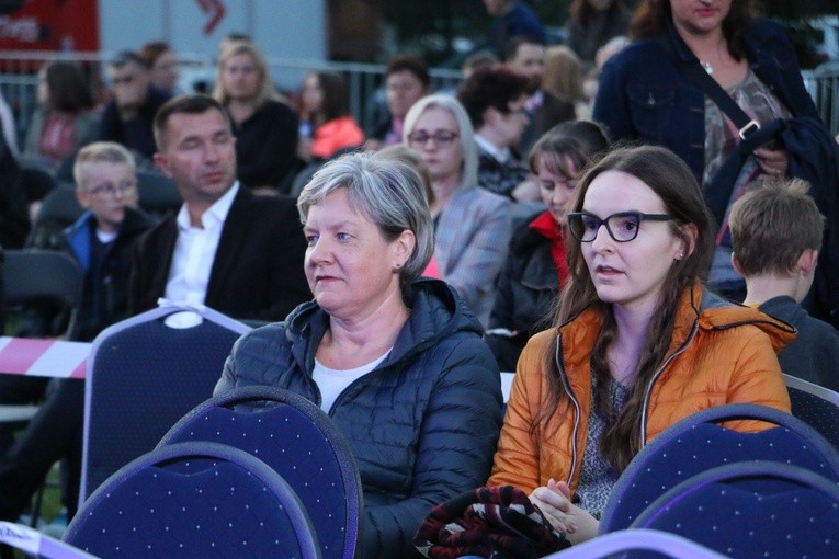Czerwińsk n. Wisłą. Koncert jubileuszowy w przyklasztornych ogrodach