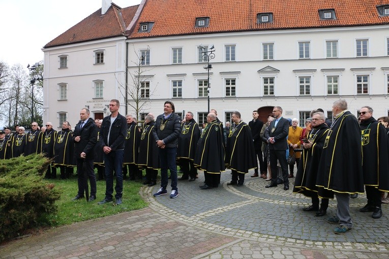 Płock. Dziękczynna modlitwa pod oknem papieskim