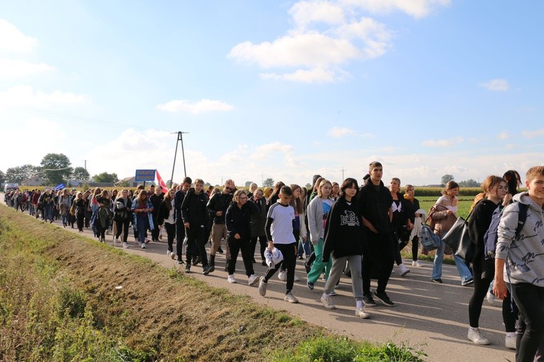 Pielgrzymka młodzieży z Rostkowa do Przasnysza - cz. 1