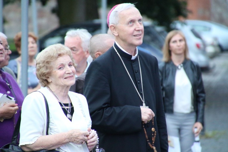 Płock. Wieczorna modlitwa pod oknem papieskim