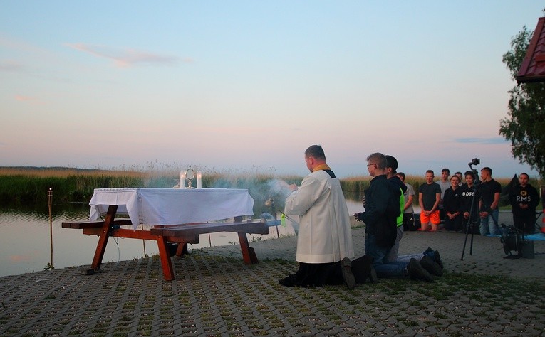 Spływ kajakowy młodych