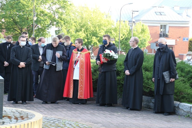 Płock. Modlitwa przy pomniku błogosławionego męczennika