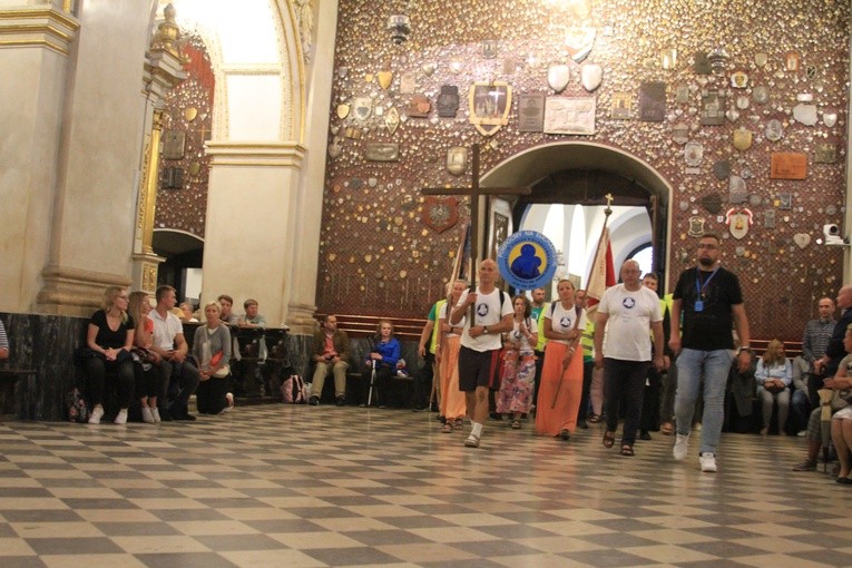 Pielgrzymka. W kaplicy Matki Bożej