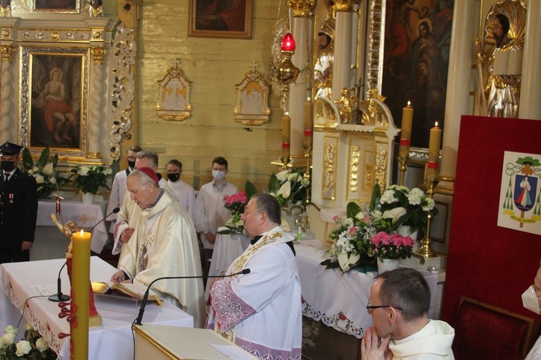 Kucice. Poświęcenie odnowionych ołtarzy i ambony