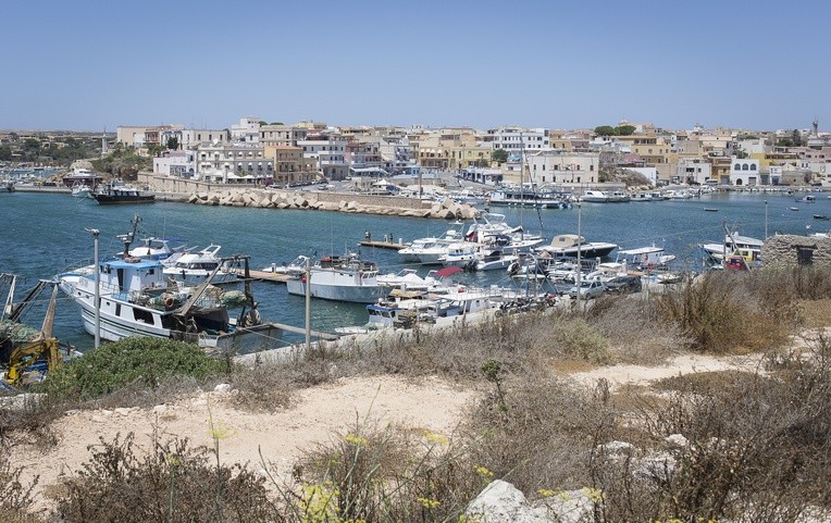 Na Lampedusę przybyła rekordowa liczba ponad 4 tys. imigrantów. Reagują Francja i Niemcy