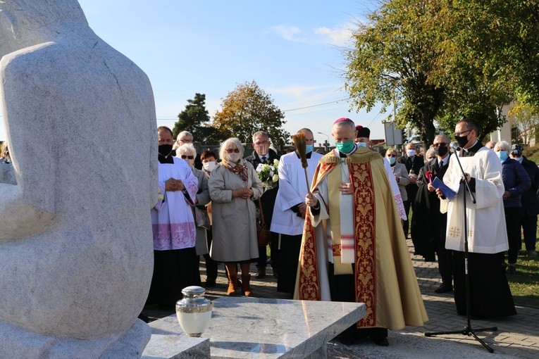 Mława. Poświęcenie pomnika Dzieci Nienarodzonych