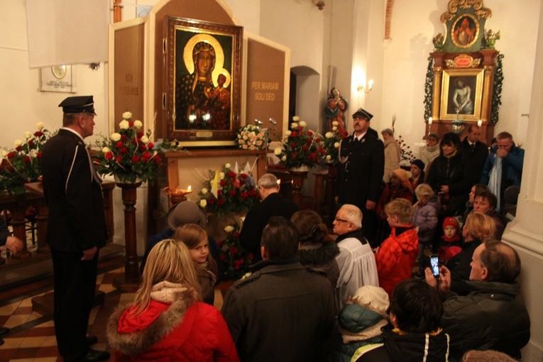 Tuż po Mszy św. ikonę Jasnogórskiej Pani otoczyli Jej wierni czciciele