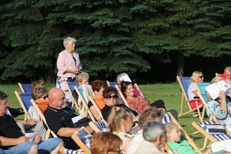 Czerwińsk n. Wisłą. Koncert plenerowy w przyklasztornych ogrodach