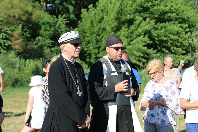 Czerwińsk n. Wisłą. Różaniec z bp. Piotrem Liberą