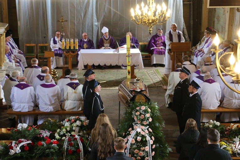 Lekowo. Pogrzeb ks. Tadeusza Janowskiego