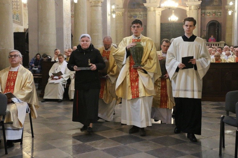 Płock. Msza Krzyżma w bazylice katedralnej