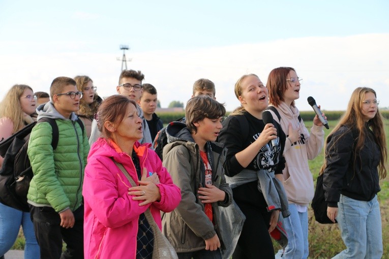 Pielgrzymka młodzieży z Rostkowa do Przasnysza - cz. 1