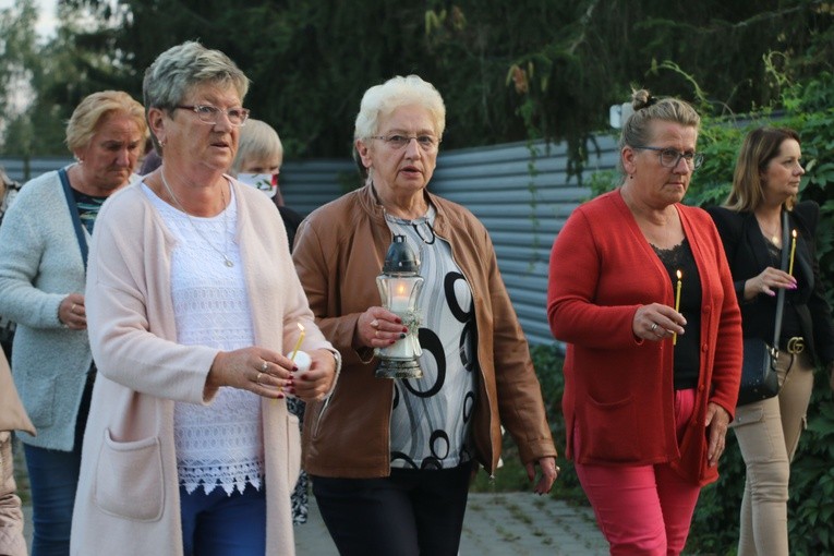 Płońsk. Nowy krzyż na cmentarzu komunalnym w Szerominku
