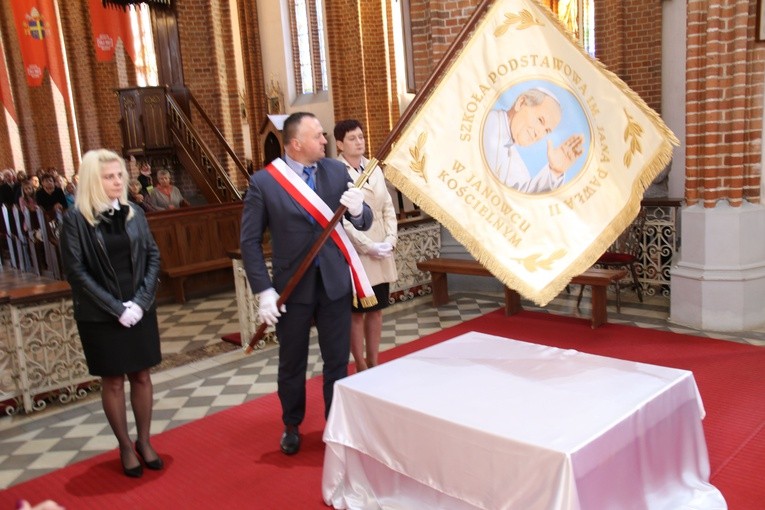 Janowiec Kościelny. Jubileusz szkoły i nowy sztandar