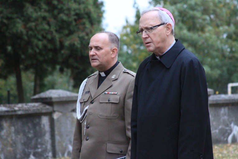 Byli alumni-żołnierze w Pomiechowie