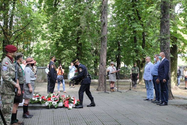 Płock. Uroczystości na cmentarzu garnizonowym