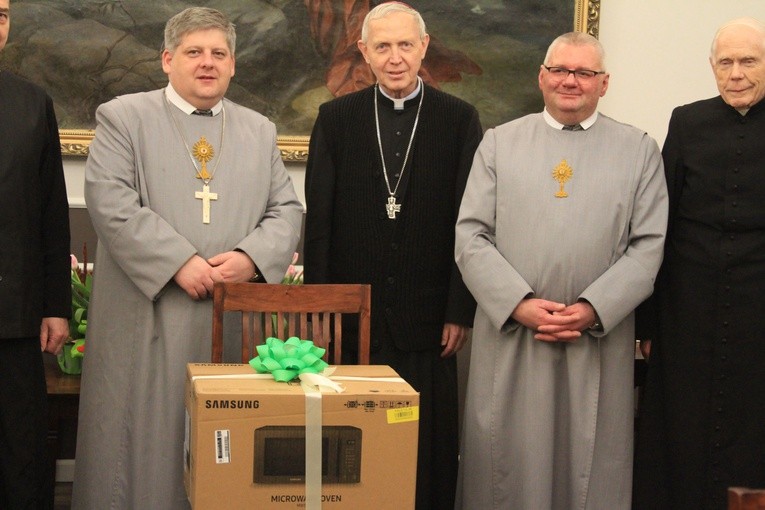 Biskup Piotr Libera przekazał dar dla dzieł charytatywnych rozwijających się przy parafii mariawickiej w Płocku.