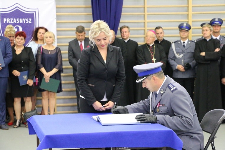 Sztandar dla policji w Przasnyszu