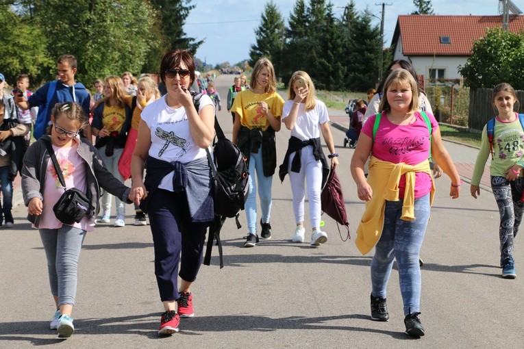 Rostkowo. Pielgrzymka dzieci (część I)