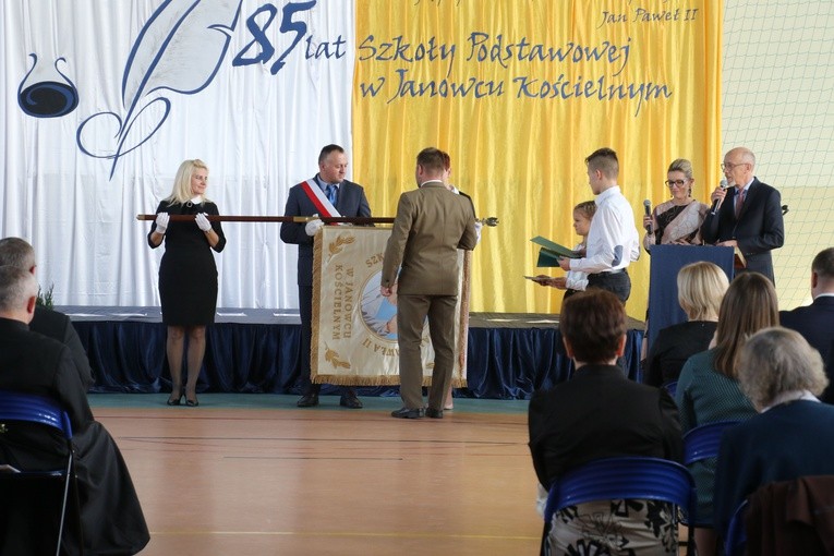 Janowiec Kościelny. Jubileusz szkoły i nowy sztandar