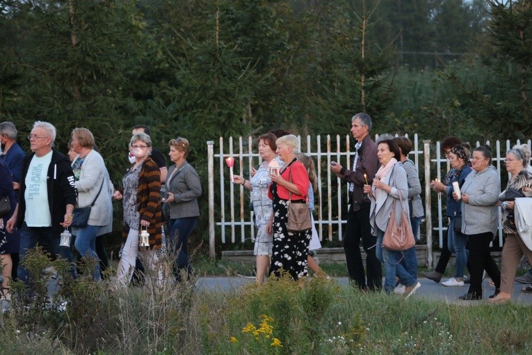 Płońsk. Nowy krzyż na cmentarzu komunalnym w Szerominku