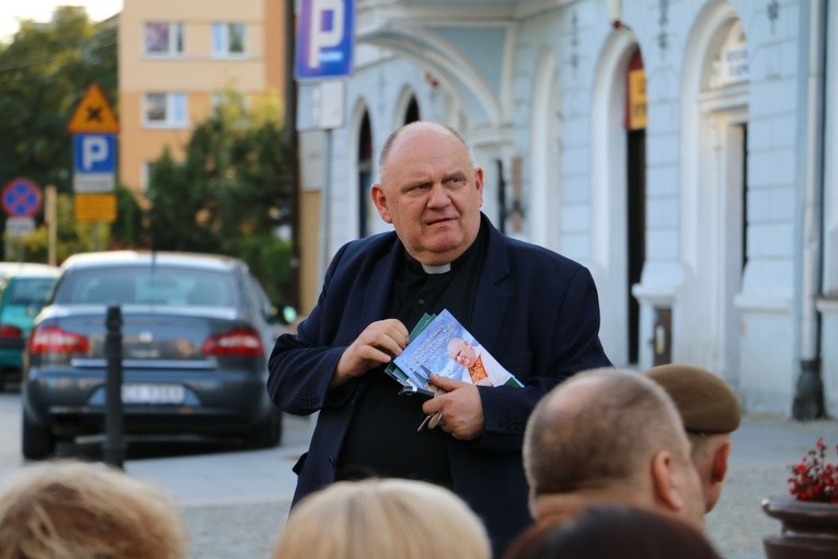 Ciechanów. Wystawa fotografii z pożegnania Prymasa Tysiąclecia