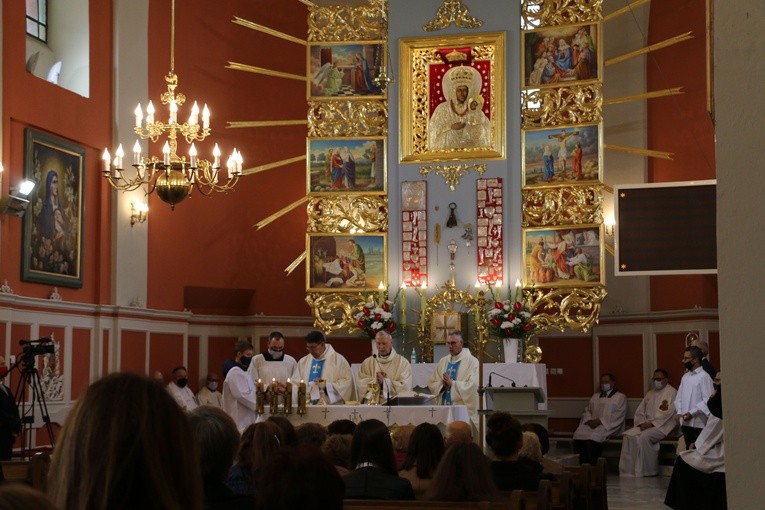 Wspólnej modlitwie przewodniczył bp Piotr Libera, który odwiedził sanktuarium po raz pierwszy od uroczystej koronacji obrazu papieską koroną 15 sierpnia 2019 roku.